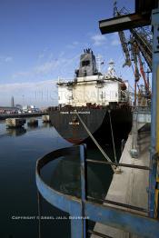 Image du Maroc Professionnelle de  Les Doc Silos au port de Casablanca, des installations modernes aspirant le blé directement dans les cales des navires couvrant 70% des besoins en grains du Maroc. 31 Décembre 2003. (Photo / Abdeljalil Bounhar)

